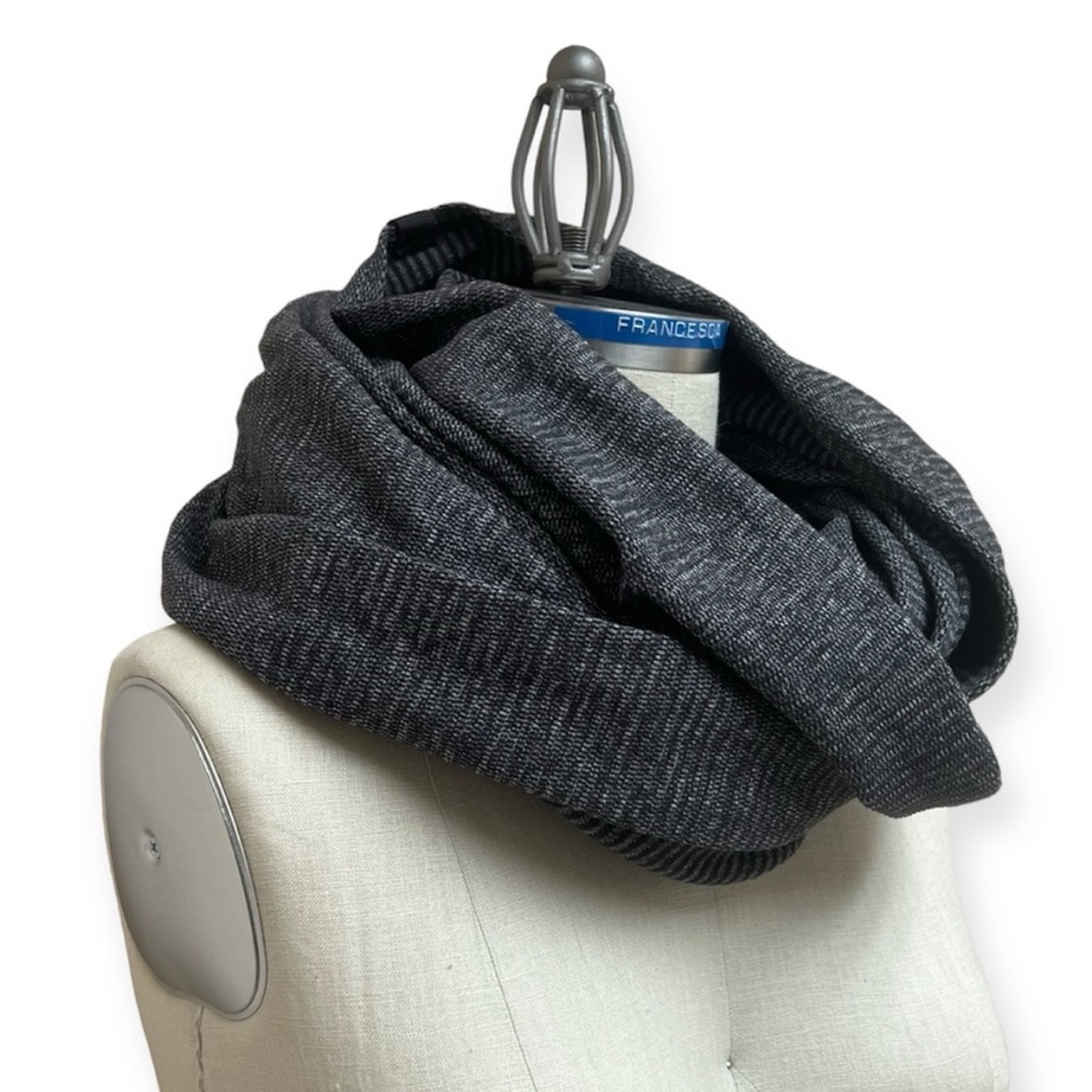 Lululemon Vinyasa Infinity Scarf in Black and Grey